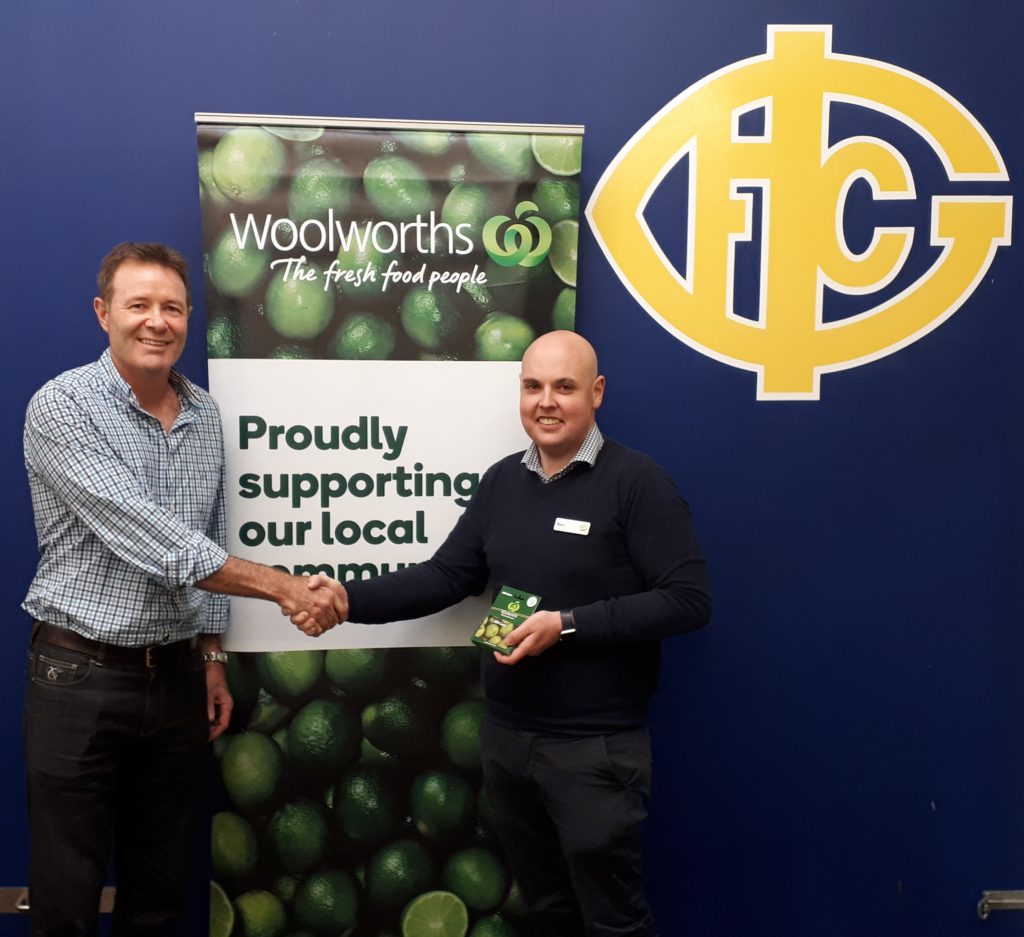 Woolworths Hawthorn East store manager Alex Quayle and President Andrew Chambers celebrate the Gold Sponsorship for 2021.